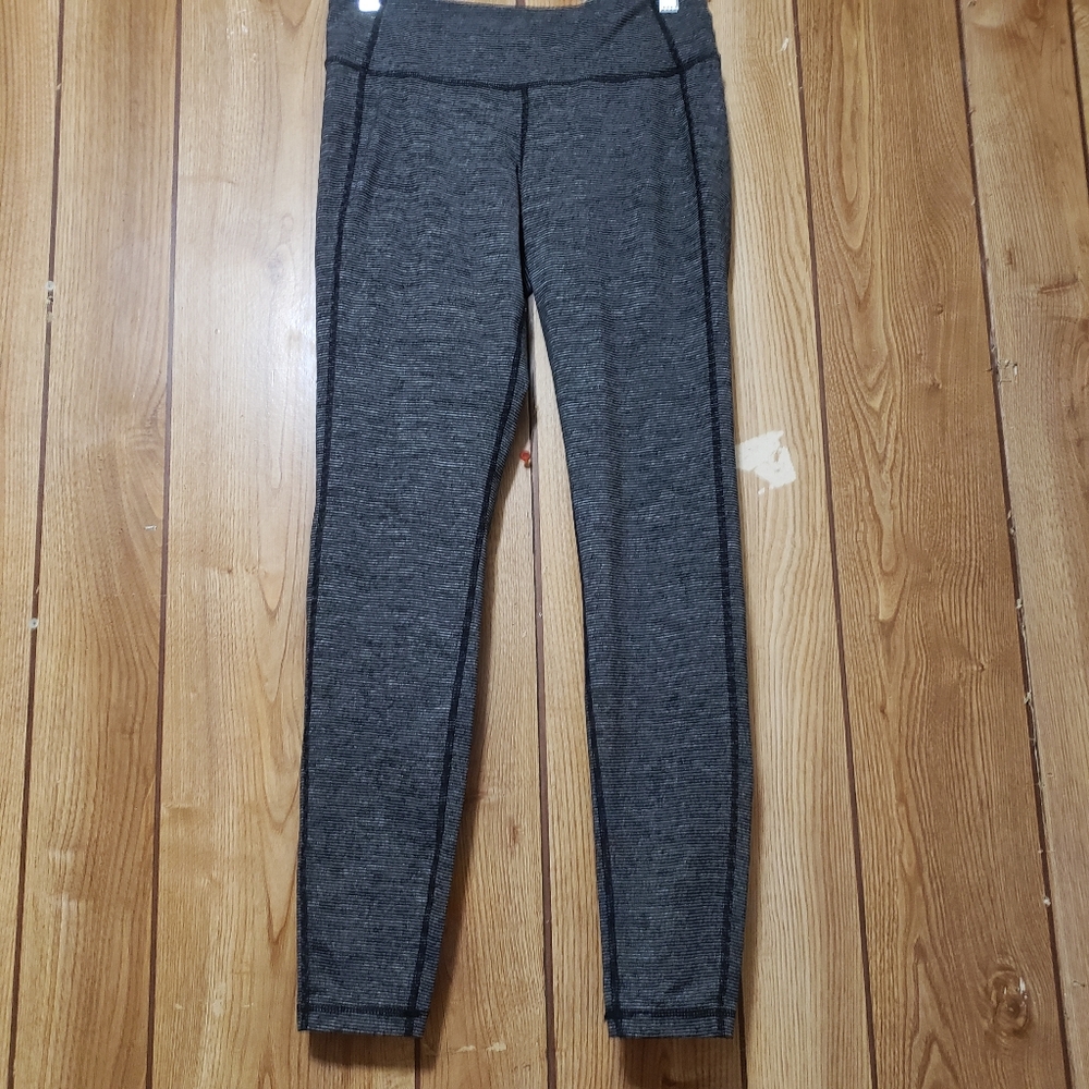 Old Navy Active Leggings size M  gray/black Stripe pull on Hidden Key Pocket
